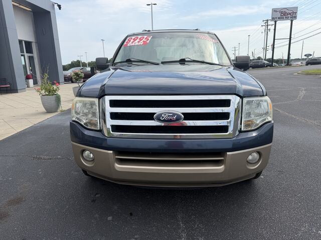 Ford Expedition - front view